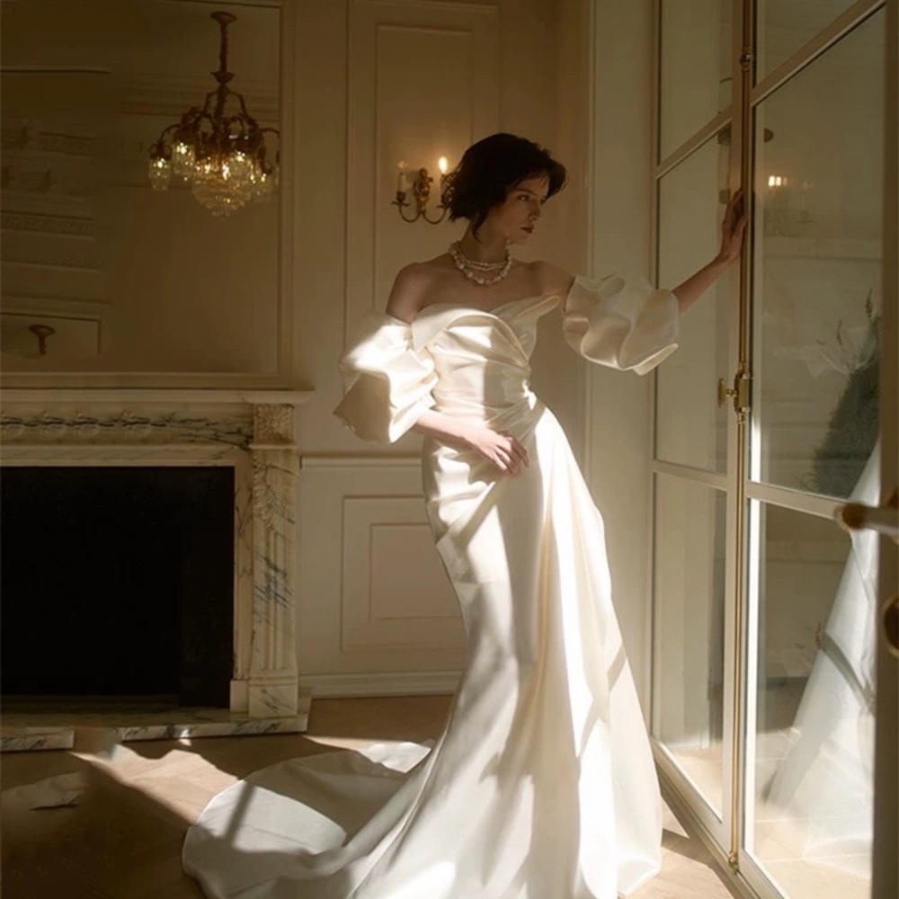 Elegant Strapless Satin Wedding Dress